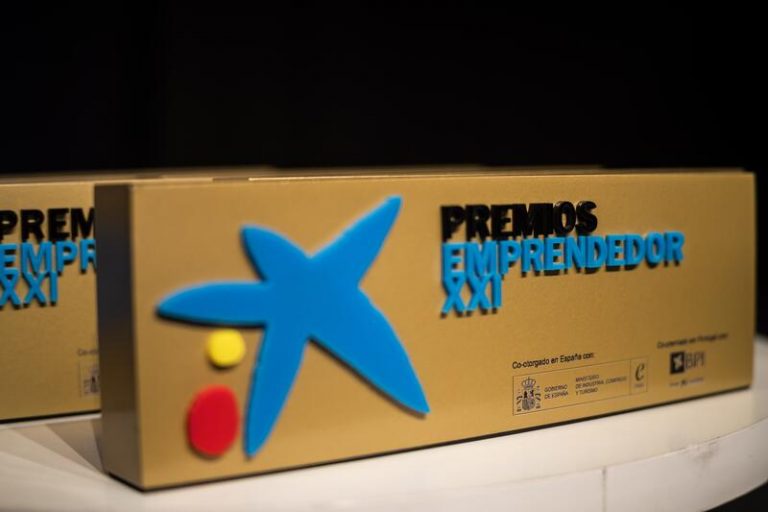 CaixaBank y Enisa convocan una nueva edición de los Premios EmprendedorXXI para 'startups'