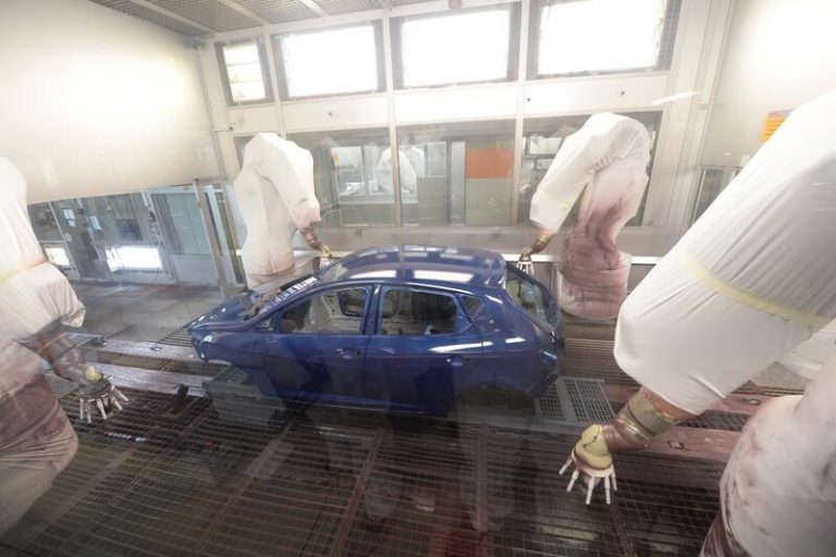 La actividad de las fábricas españolas se moderó en octubre, pero cumple 9 meses al alza, según PMI