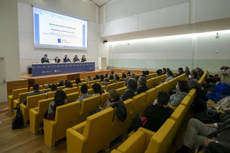 Galicia insta a Educación a publicar los currículos 