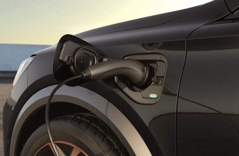 Uno de cada diez turismos vendidos en España en octubre era electrificado