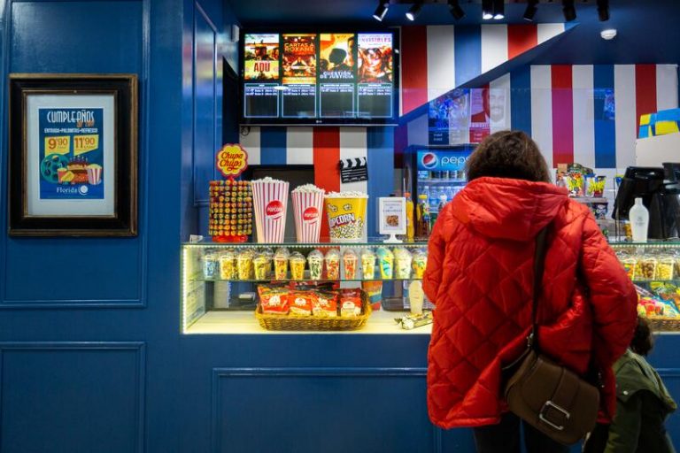 La justicia vasca ratifica la prohibición de consumir golosinas y refrescos en los cines