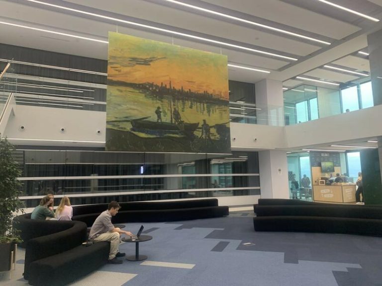 IE Tower acoge reproducciones de la colección permanente del Thyssen para reflexionar sobre sostenibilidad