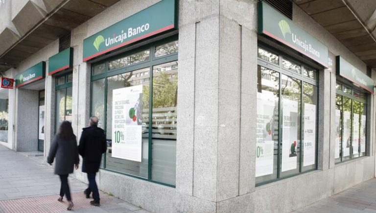 Unicaja Banco fija el calendario de negociación para cerrar el ERE de 1.513 empleados el 2 de diciembre