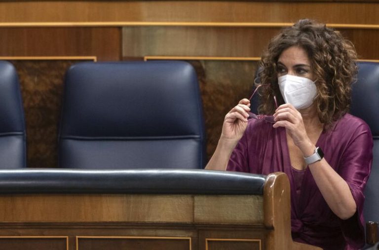 Montero acusa a Casado de ser una 