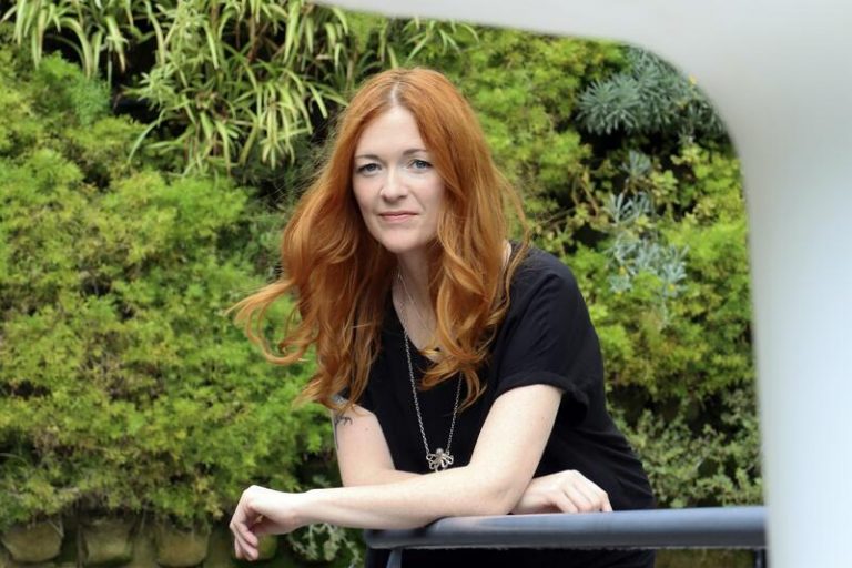 Manon Steffan Ros aúna catástrofe y el vínculo maternofilial en la distopía 'El libro Azul de Nebo'