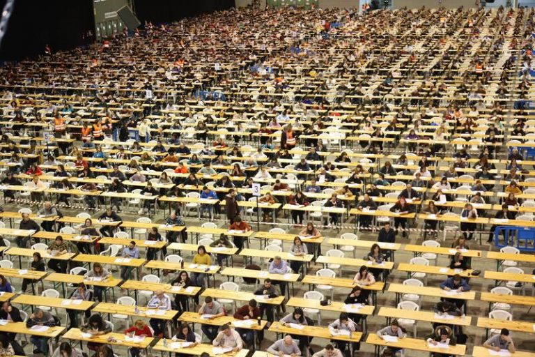 Miles de aspirantes optan a 6.239 plazas de la AGE