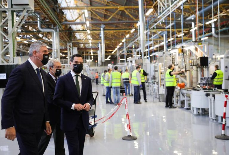 Renault lanza en su planta de Sevilla un proyecto para dar una segunda vida útil a los vehículos