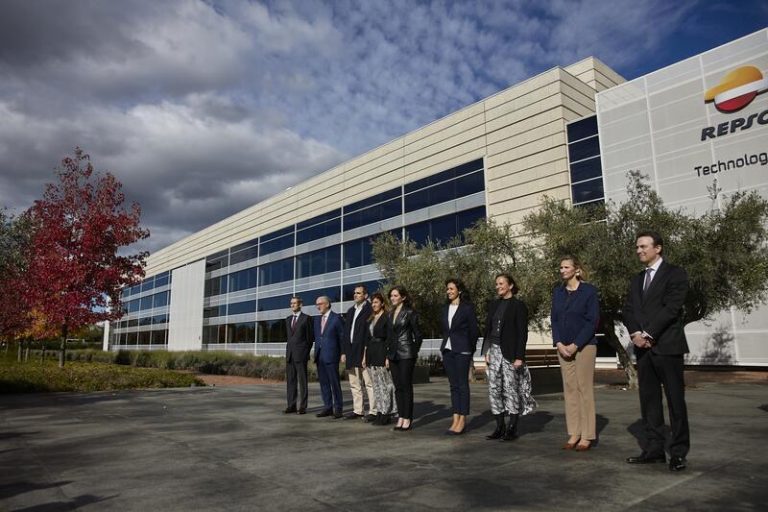 Ayuso visita el centro de investigación de Repsol para avanzar en la transición energética situado en Móstoles