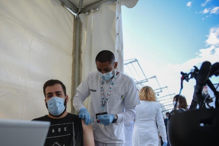 España supera las 1,5 millones de terceras dosis de la vacuna contra la COVID-19