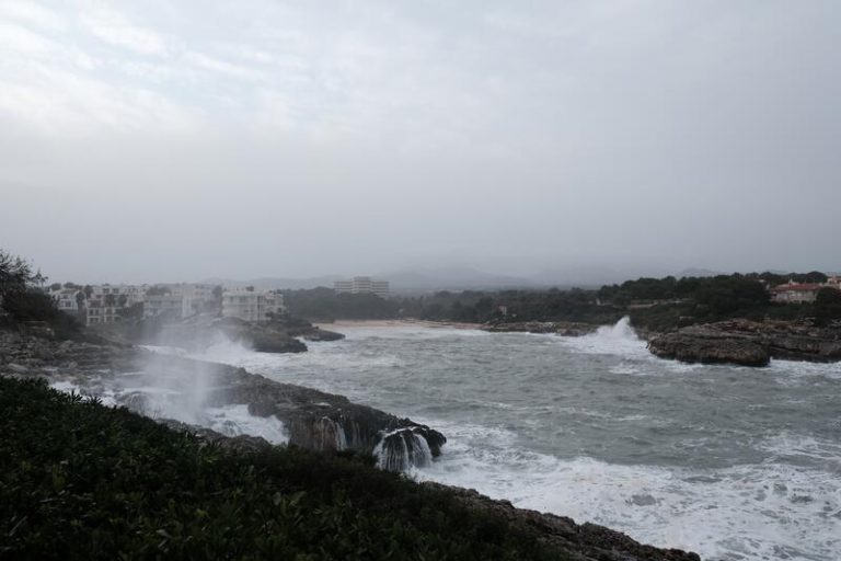 Viento y olas ponen en riesgo a una decena de provincias del este peninsular
