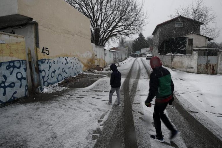 Unos 4.000 vecinos de la Cañada Real se preparan para otro invierno sin calefacción: 