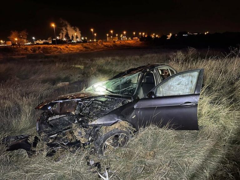 Dos jóvenes heridos con pronóstico reservado tras salirse de la vía con su vehículo en un polígono en Fuenlabrada