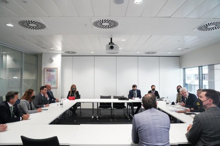 Moreno recalca que Andalucía fija reducir sus emisiones un 41% para 2030, por encima de los objetivos de España