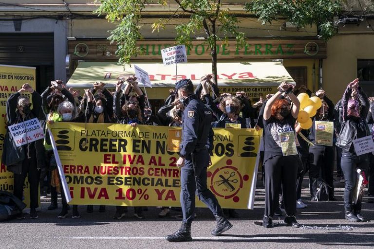 Las peluquerías intensifican sus movilizaciones en España para pedir el IVA reducido en los PGE de 2022
