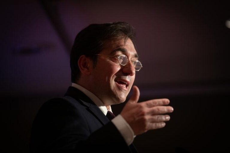 Albares dice que se seguirá actuando contra los oligarcas rusos mientras continúen los bombardeos en Ucrania