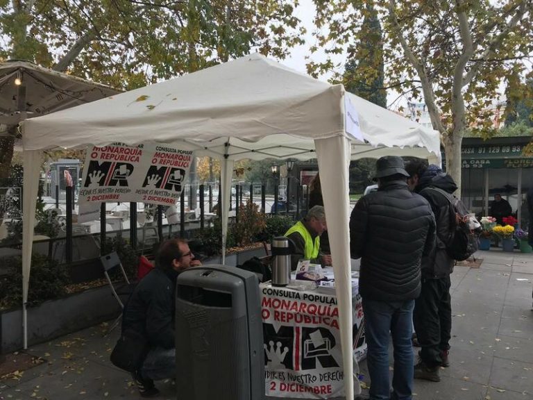 Una plataforma que apoya IU y el PCE convoca el 14 de mayo una consulta no oficial sobre monarquía o república