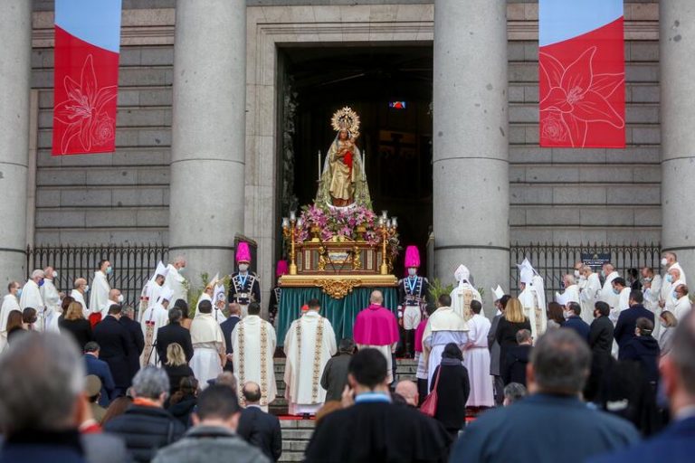 Almeida pide a la Almudena consuelo para la familia de la niña atropellada en Mirasierra