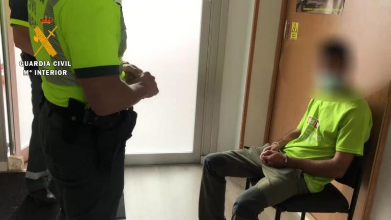 Detenidos dos hombres que conducían sin carnet y que tenían órdenes de búsqueda