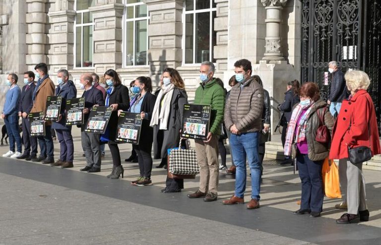 Santander guarda un minuto de silencio por las mujeres asesinadas en Álava y Cádiz