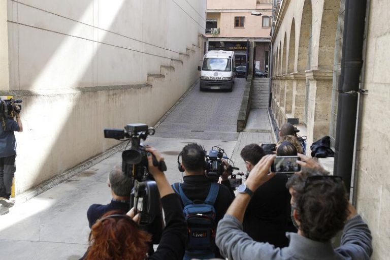 Al menos 2 de los pasajeros fugados en el incidente en el aeropuerto en Mallorca han abandonado la isla
