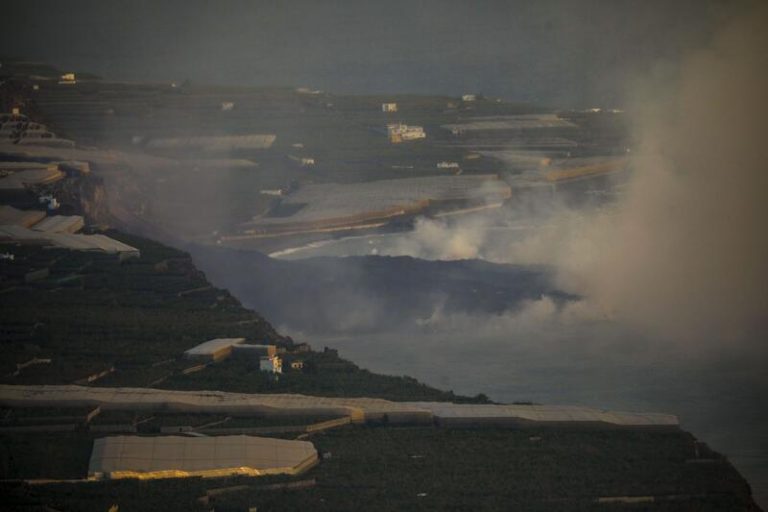 La lava alcanza la playa de Los Guirres