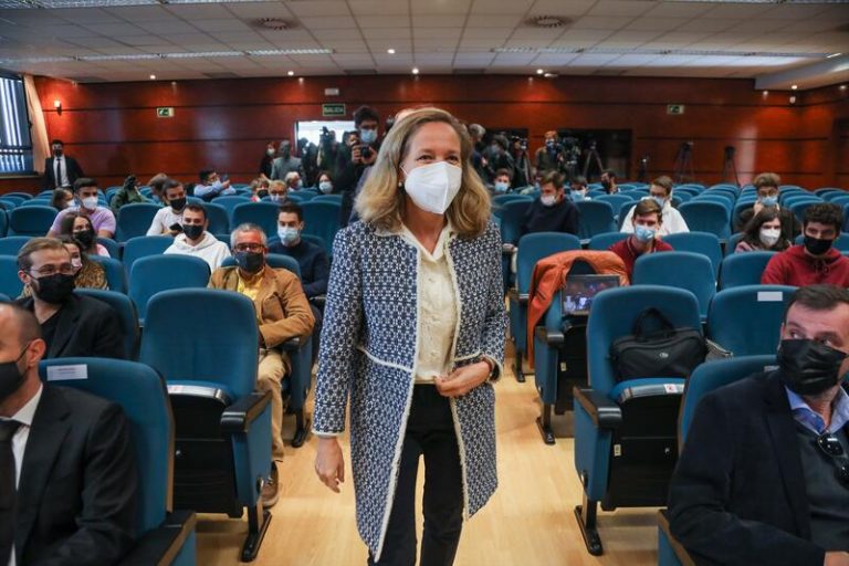 Calviño: España cumplirá con sus objetivos fiscales aunque Bruselas recorte sus previsiones