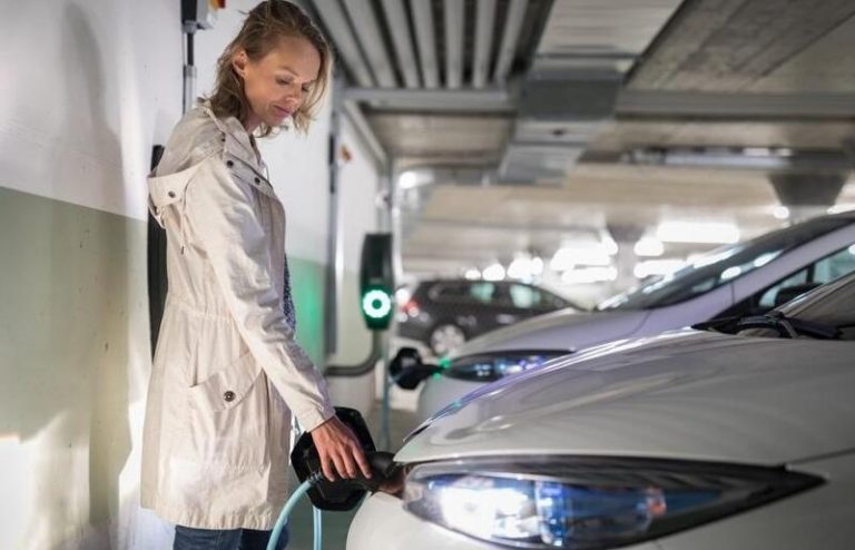 Casi el 90% de los usuarios de vehículos eléctricos reclama más puntos de recarga