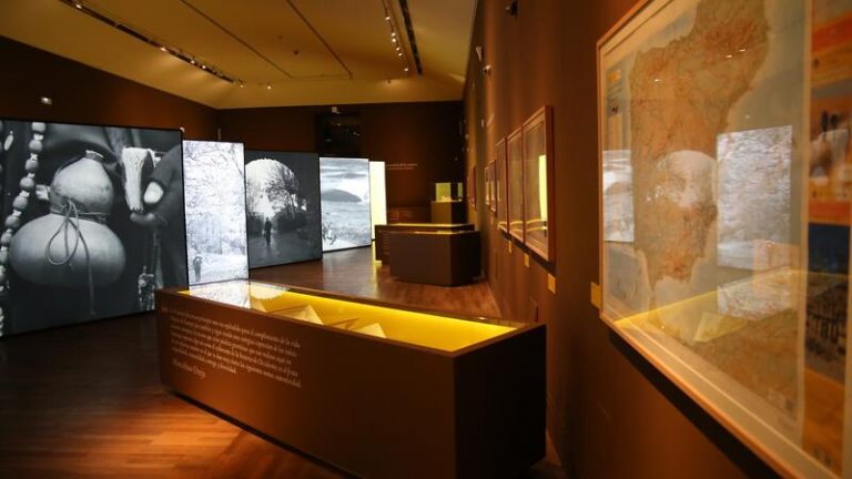 Una exposición repasa la huella del Camino de Santiago en la cultura y el arte