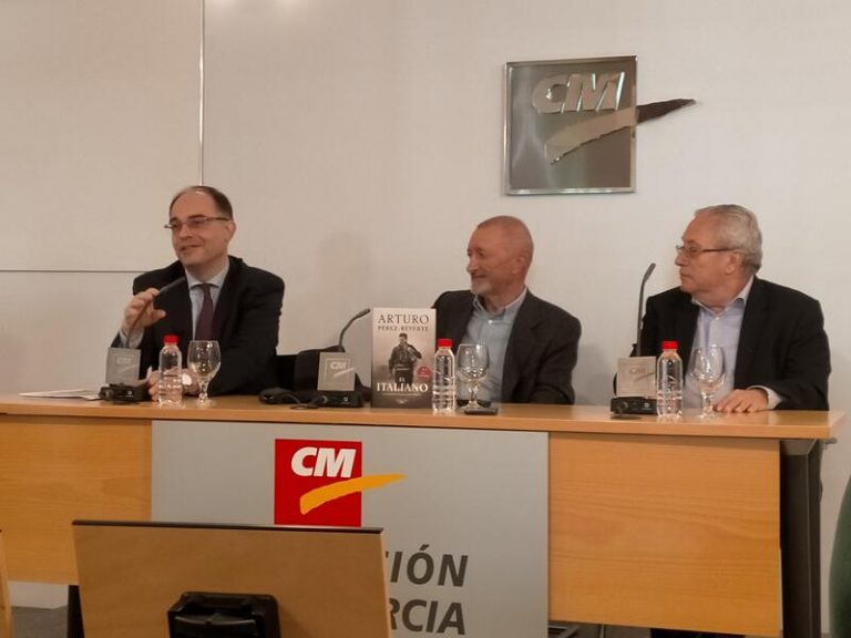 Pérez Reverte tacha de disparate el estado del Mar Menor