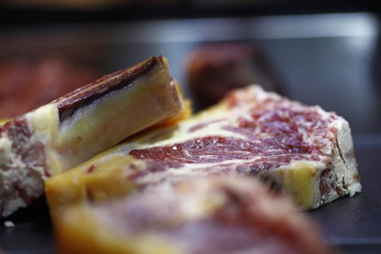 Casi la mitad de españoles come ahora menos carne que hace un año