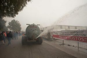 Ganaderos gallegos protestan ante Lactalis contra la subida "irrisoria" de los precios de la leche
