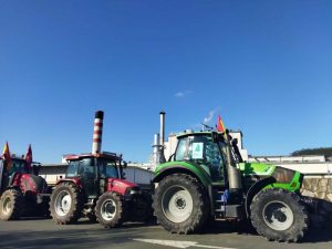 Los ganaderos cántabros se concentran en Nestlé para reclamar un precio justo de la leche