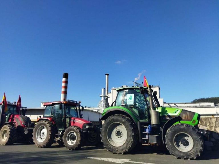 Los ganaderos cántabros se concentran en Nestlé para reclamar un precio justo de la leche