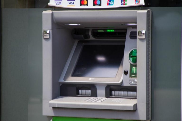 Correos anuncia la instalación de 1.500 cajeros automáticos de Euronet en toda España