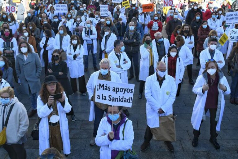 Marea de 'batas blancas' en Sol para reclamar más médicos en Atención Primaria en Madrid
