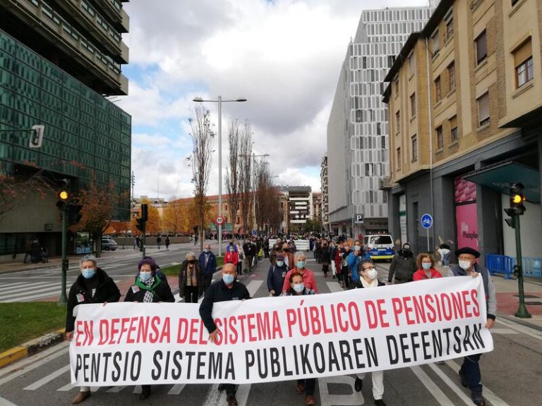 Una manifestación rechaza en Pamplona el proyecto de ley de reforma de las pensiones