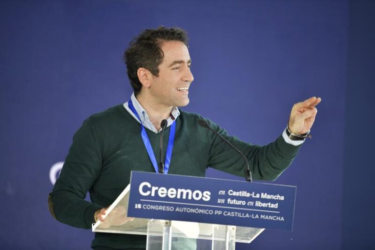 García Egea lamenta que se tiren huevos a Díaz