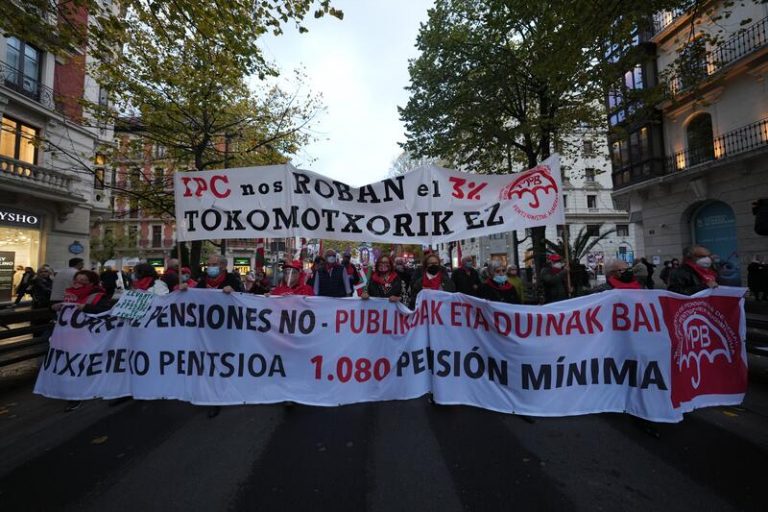 Miles de personas protestan en Bilbao contra el proyecto de reforma de las pensiones