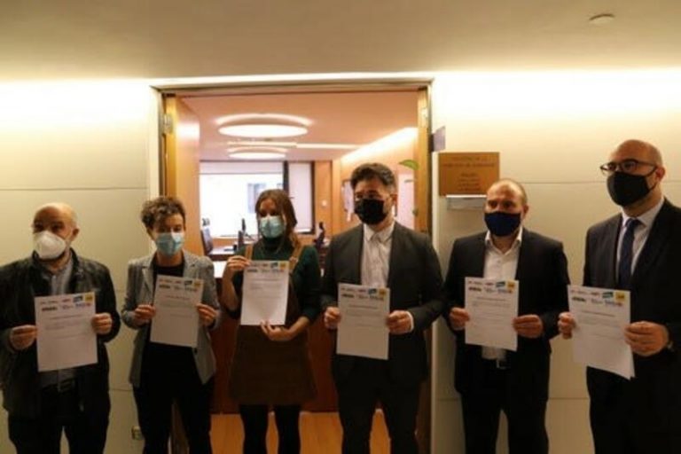 Los independentistas enmiendan la ley para pedir la supresión del título de Rey por proceder del franquismo