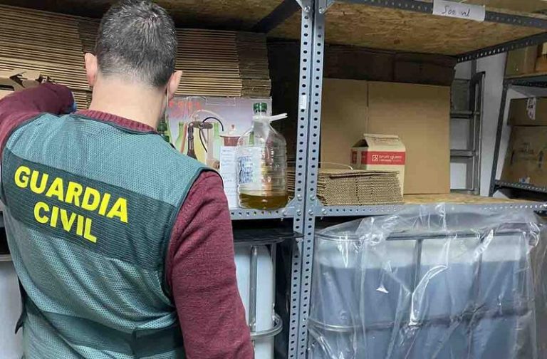 La Guardia Civil detiene a 3 personas por tratar de vender aceite de baja calidad como aceite virgen extra