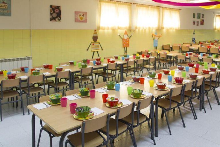 5 agencias de la ONU respaldan un plan para que todos los niños reciban comida saludable en la escuela en 2030