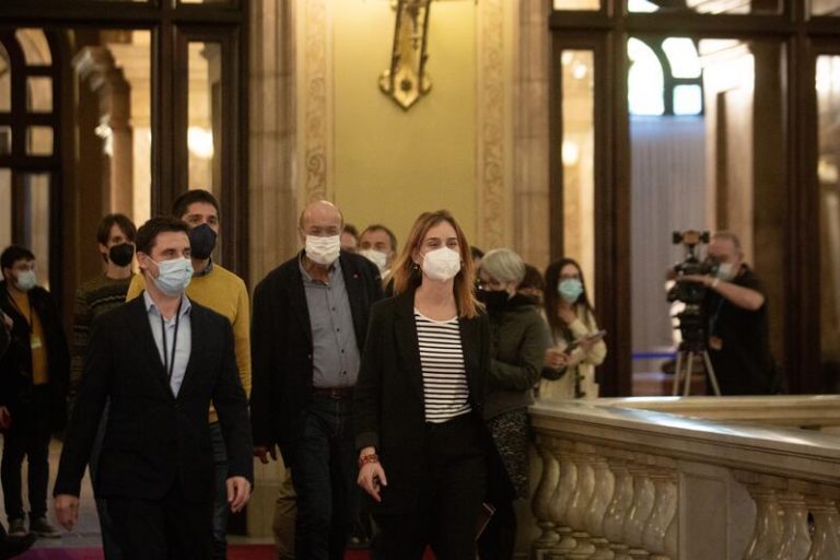 Aragonès se reúne por primera vez con los comunes en el Parlament para desencallar los Presupuestos