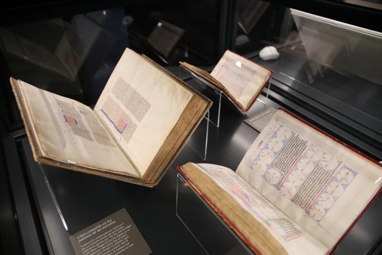 La Biblioteca Nacional expone los códices del 'rey Sabio' Alfonso X