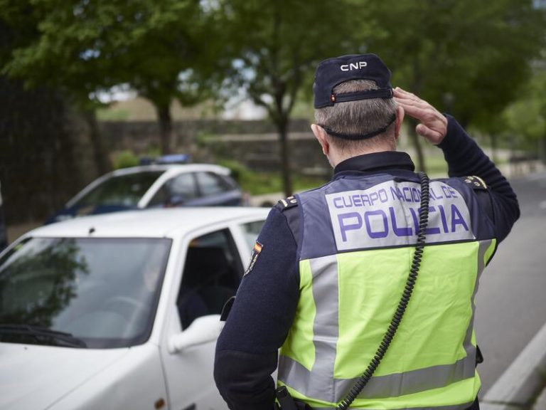 Un policía fuera de servicio socorre a 2 ancianos atrapados en su coche tras un accidente en la A-5