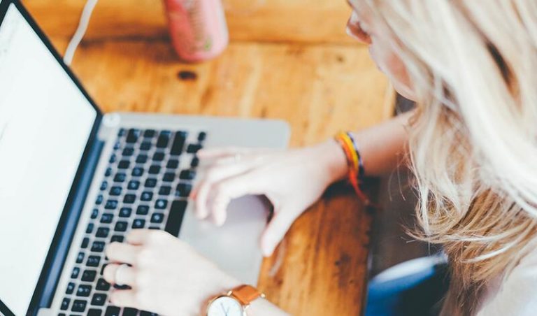 Las mujeres trabajarán gratis hasta el final de 2021 debido a la brecha salarial