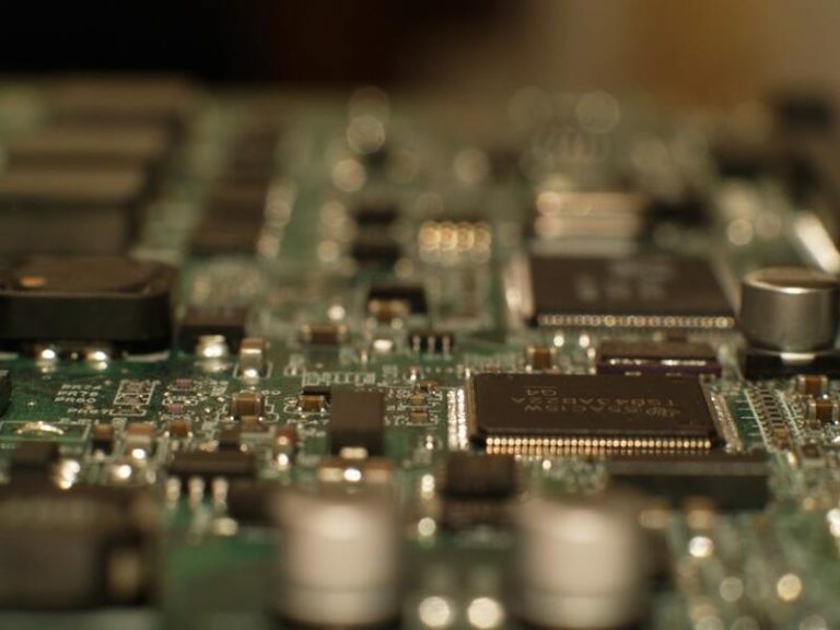 Bruselas estudia permitir ayudas públicas para impulsar la producción de chips en la UE