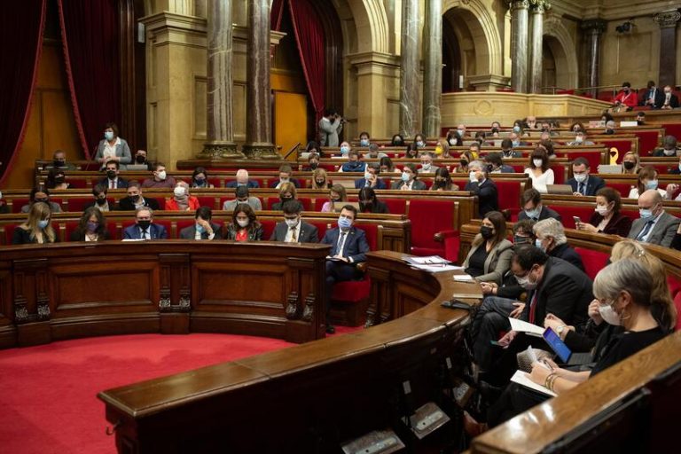 El Parlamento catalán insta al Govern a 