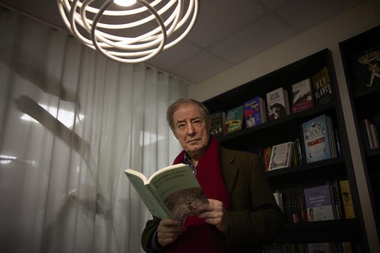 El académico Félix de Azúa: 