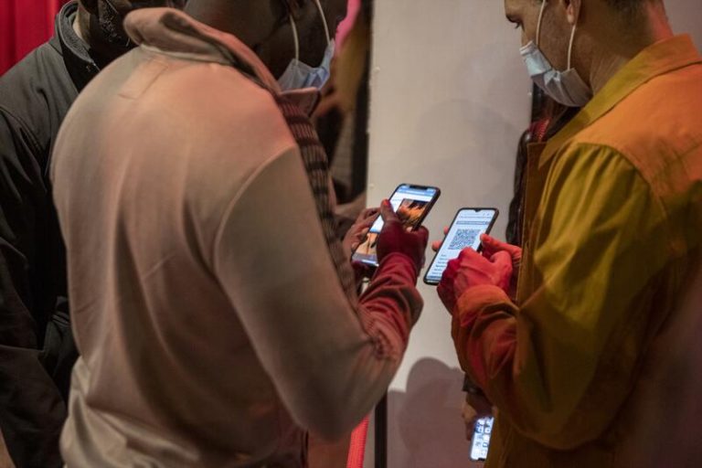 Varias CCAA presionan a Darias para que coordine a nivel estatal la implantación del certificado Covid