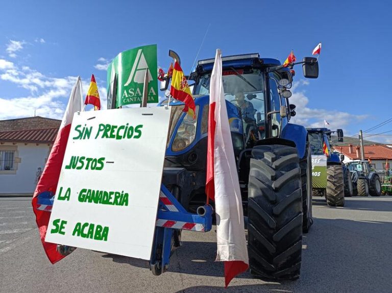 Nueva tractorada de los ganaderos cántabros para protestar por el precio de la leche